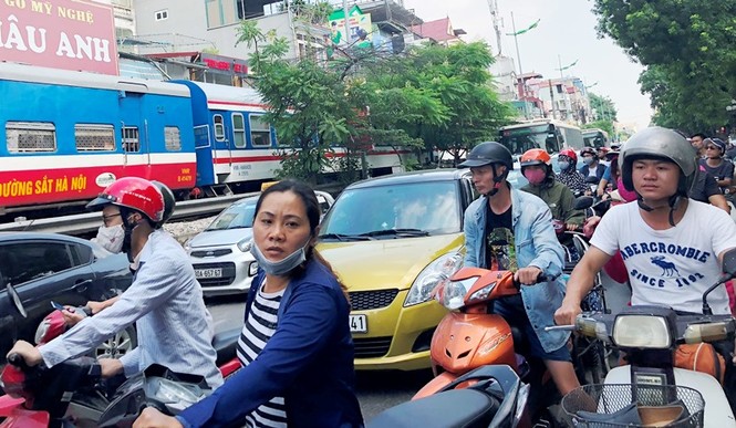 Tàu hỏa va chạm xe máy khiến nhiều phố Hà Nội tắc kéo dài - ảnh 5