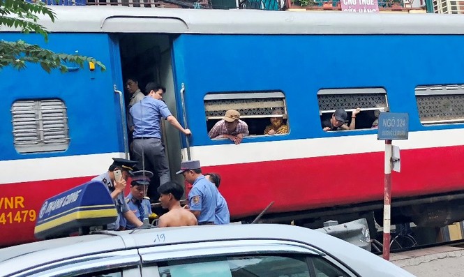 Tàu hỏa va chạm xe máy khiến nhiều phố Hà Nội tắc kéo dài - ảnh 6