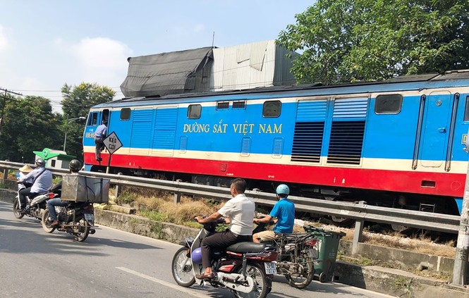 Tàu hỏa va chạm xe máy khiến nhiều phố Hà Nội tắc kéo dài - ảnh 7