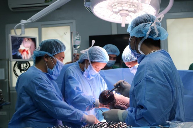 Mổ bắt con cho sản phụ hẹp khí quản nặng - ảnh 2