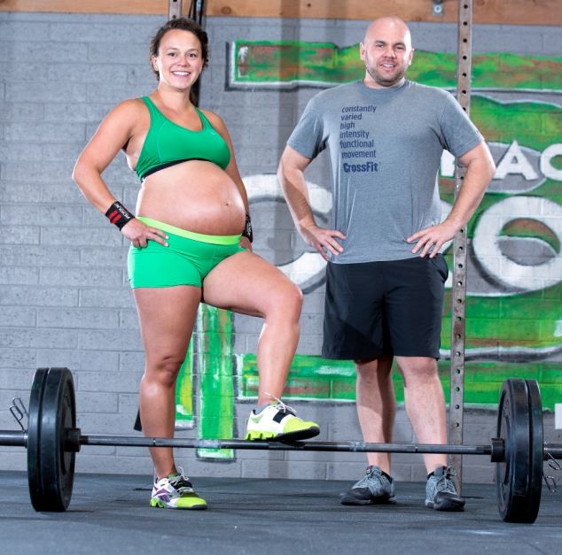 Choáng: Bà bầu sắp sinh nâng tạ gần 100kg - ảnh 3