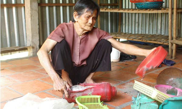 Dọn về nhà mới, vật dụng trong nhà cụ bà 76 tuổi tiếp tục phát hỏa! - ảnh 1