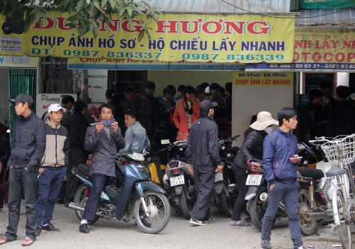 Người Nghệ An chen chúc làm thủ tục xuất ngoại - ảnh 1