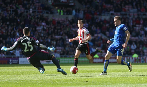 Vardy lập cú đúp, Leicester tiến gần chức vô địch - ảnh 1
