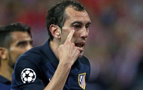 Cầu thủ Atletico bị Suarez đánh bầm mắt - ảnh 1