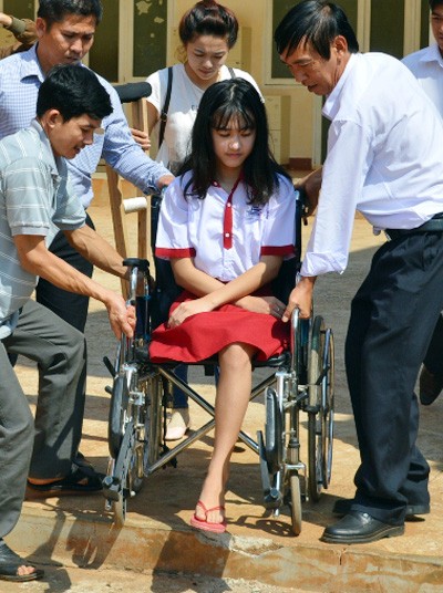 Nữ sinh mất chân tự tin trong ngày nhập học trở lại - ảnh 1