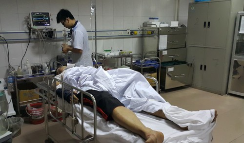 4 ôtô lật trên đường, 11 người gặp nạn - ảnh 2