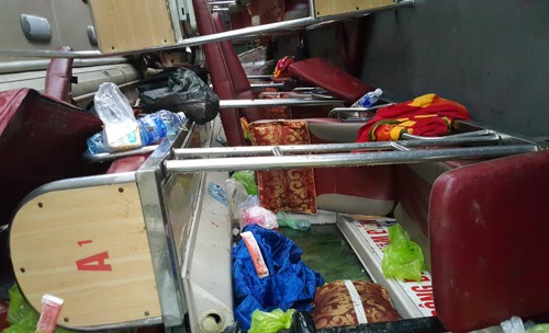 4 ôtô lật trên đường, 11 người gặp nạn - ảnh 1