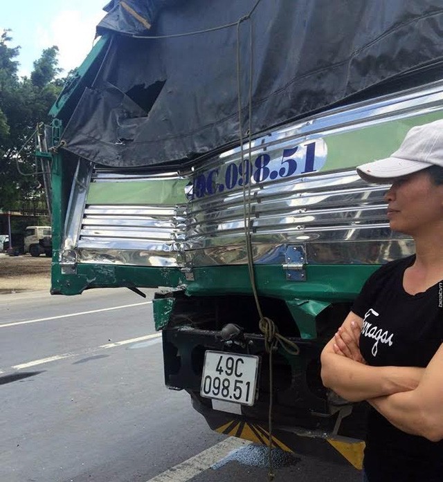 Xe tải dìu xe khách mất phanh lao đèo thoát tai nạn thảm khốc - ảnh 1