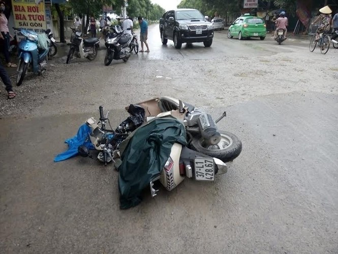 Xế hộp tông xe máy, 3 mẹ con nguy kịch - ảnh 1