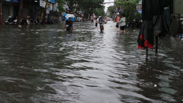 Đường phố Sài Gòn ngập nặng sau mưa - ảnh 2