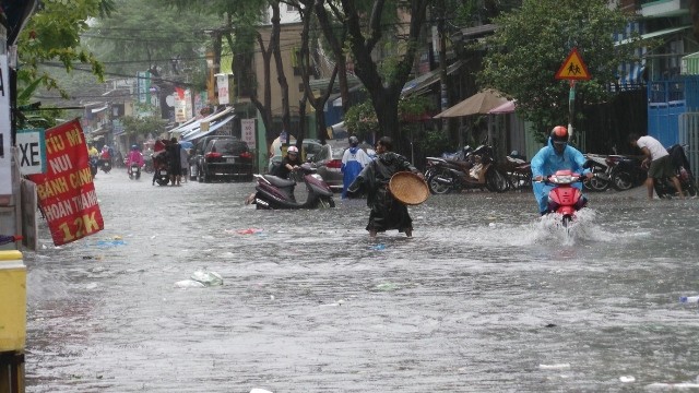 Đường phố Sài Gòn ngập nặng sau mưa - ảnh 5