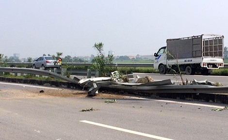 Innova nát bươm như dính bom trên cao tốc Nội Bài – Lào Cai - ảnh 2