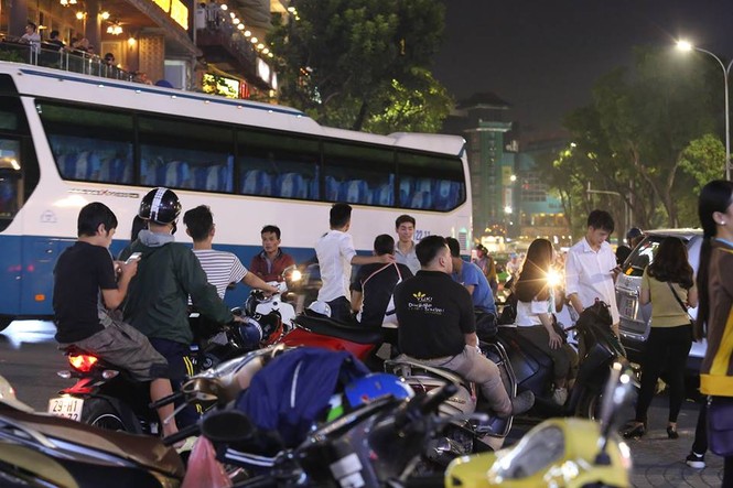Giới trẻ Hà Thành “săn” siêu Trăng - ảnh 1