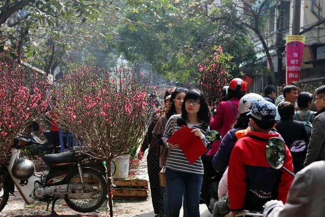 Người dân cả nước đón giao thừa Tết Đinh Dậu - ảnh 72