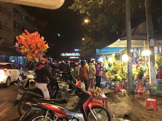 Người dân cả nước đón giao thừa Tết Đinh Dậu - ảnh 25