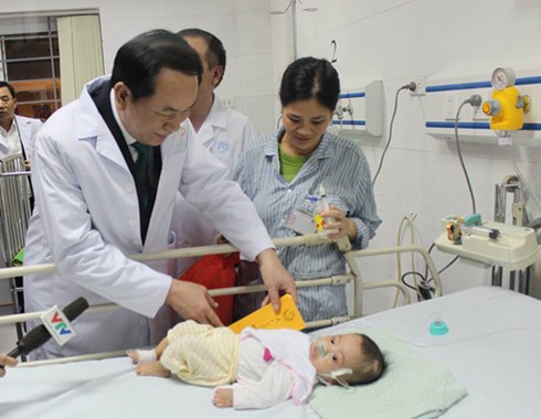 Người dân cả nước đón giao thừa Tết Đinh Dậu - ảnh 19