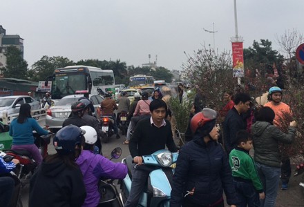Người dân cả nước đón giao thừa Tết Đinh Dậu - ảnh 57