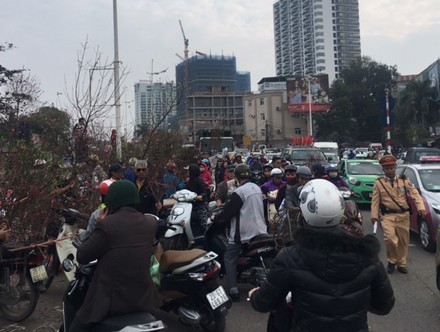 Người dân cả nước đón giao thừa Tết Đinh Dậu - ảnh 59