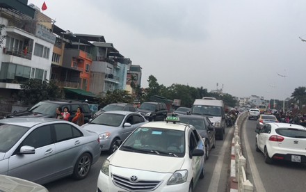 Người dân cả nước đón giao thừa Tết Đinh Dậu - ảnh 58