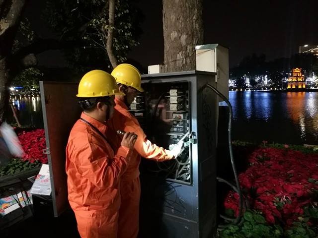 Người dân cả nước đón giao thừa Tết Đinh Dậu - ảnh 43