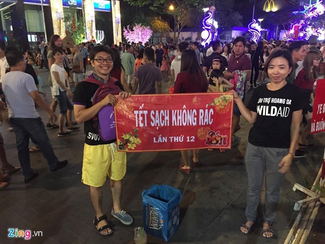 Người dân cả nước đón giao thừa Tết Đinh Dậu - ảnh 36