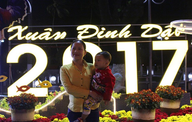 Người dân cả nước đón giao thừa Tết Đinh Dậu - ảnh 33