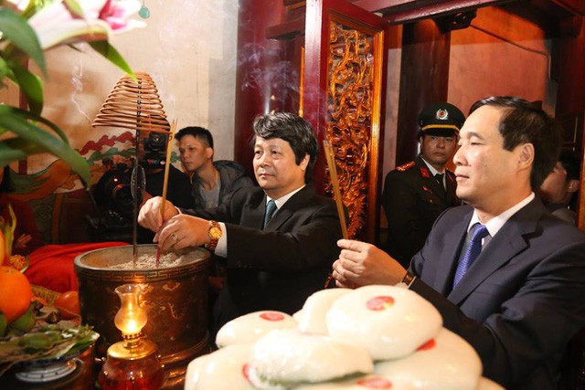 Người dân cả nước đón giao thừa Tết Đinh Dậu - ảnh 45