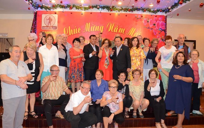 Bí thư Tỉnh ủy Đắk Lắk khui champagne đón giao thừa cùng du khách - ảnh 1