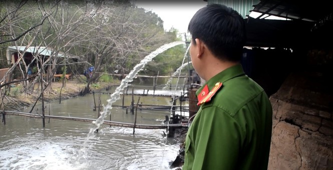 Đột kích cơ sở nấu dầu nhớt, xả thải trực tiếp ra môi trường - ảnh 1