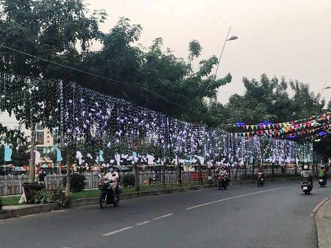Không khí đón Giáng sinh ngập tràn các tuyến phố TPHCM - ảnh 12
