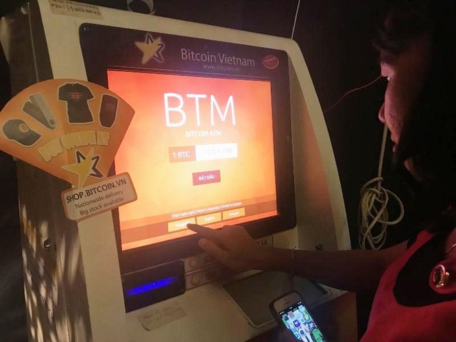 Cận cảnh giao dịch Bitcoin bằng máy ATM ở TPHCM - ảnh 1