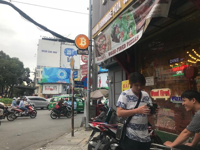 Cận cảnh giao dịch Bitcoin bằng máy ATM ở TPHCM - ảnh 15