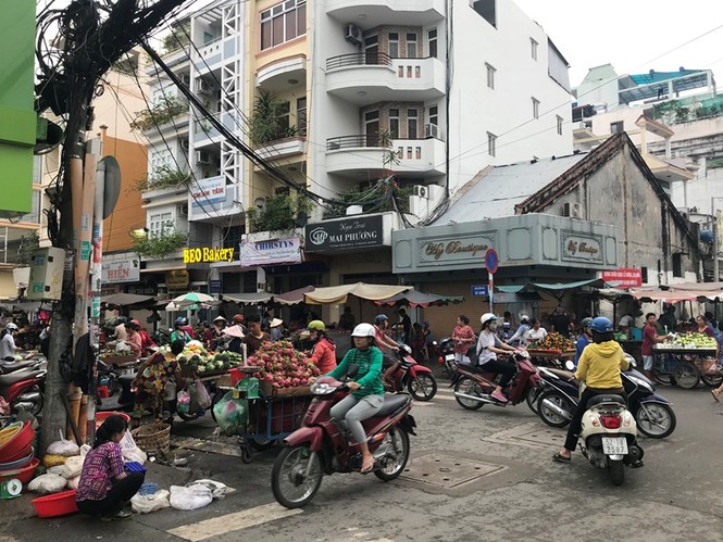 chợ cóc, chợ lề đường, UBND TPHCM, lấn chiếm vỉa hè - ảnh 1