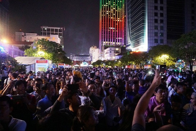Rực rỡ đêm pháo hoa chào đón năm mới ở Sài thành - ảnh 2