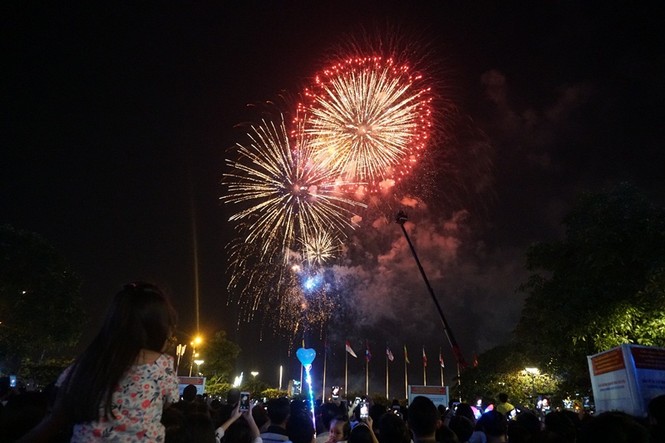 Rực rỡ đêm pháo hoa chào đón năm mới ở Sài thành - ảnh 7