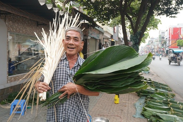 120.000 đồng một bó lá dong bán vỉa hè Sài Gòn - ảnh 1