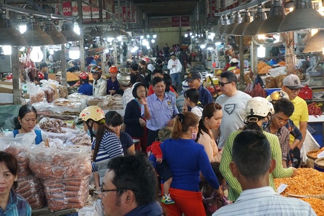 Chợ thủy hải sản khô lớn nhất Sài Gòn tất bật ngày cận Tết - ảnh 2