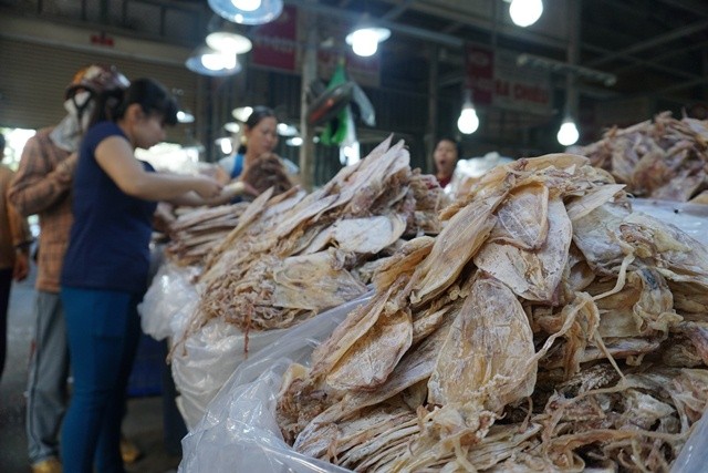 Chợ thủy hải sản khô lớn nhất Sài Gòn tất bật ngày cận Tết - ảnh 3