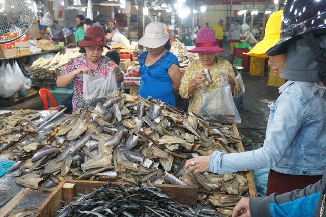 Chợ thủy hải sản khô lớn nhất Sài Gòn tất bật ngày cận Tết - ảnh 14