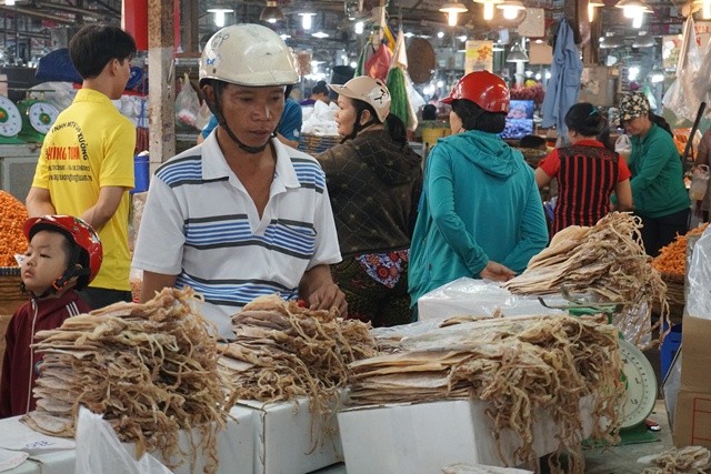 Chợ thủy hải sản khô lớn nhất Sài Gòn tất bật ngày cận Tết - ảnh 6