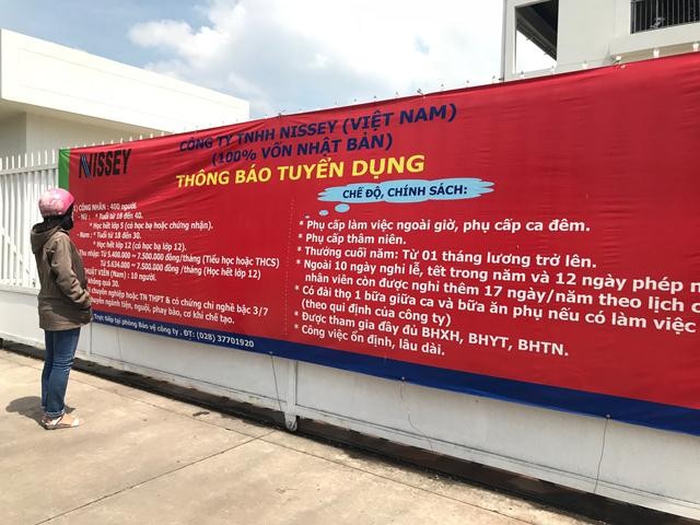 Doanh nghiệp rầm rộ treo bảng tìm lao động sau tết - ảnh 1
