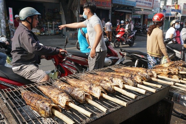 cá lóc nướng, ngày thần tài, TPHCM - ảnh 3