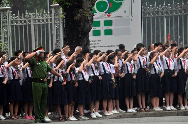 Thương tiếc tiễn đưa nguyên Thủ tướng Phan Văn Khải về đất mẹ - ảnh 9