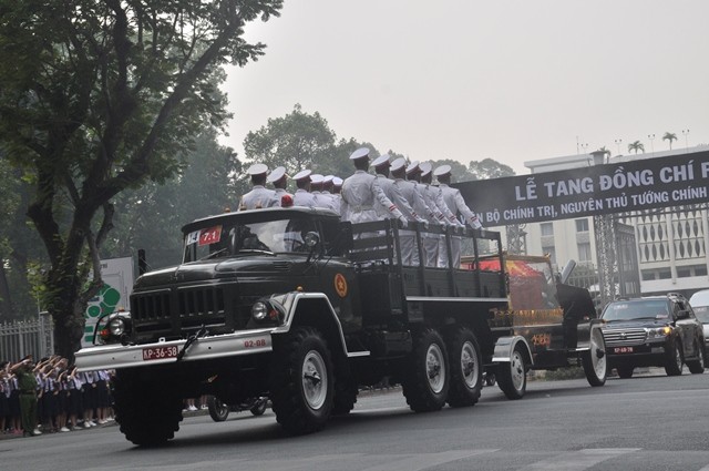 Thương tiếc tiễn đưa nguyên Thủ tướng Phan Văn Khải về đất mẹ - ảnh 7