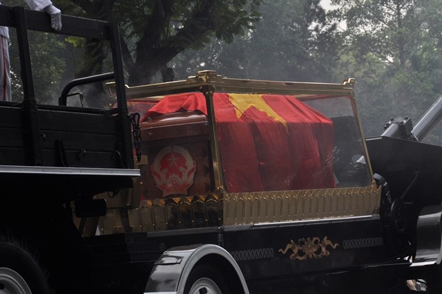 Thương tiếc tiễn đưa nguyên Thủ tướng Phan Văn Khải về đất mẹ - ảnh 8