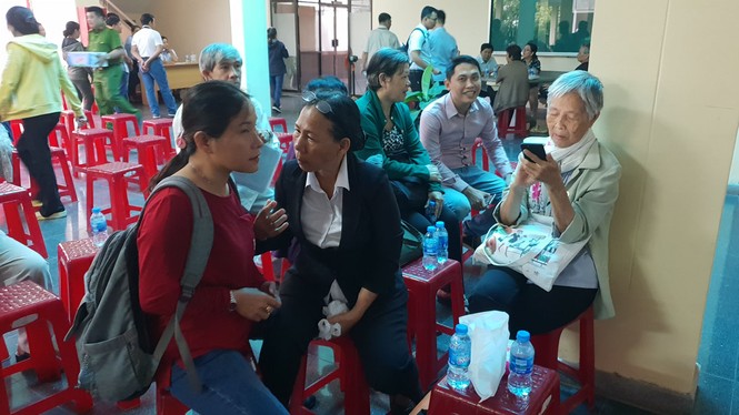 Người dân Thủ Thiêm phấn khởi đến gặp Chủ tịch UBND TPHCM