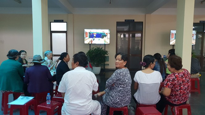 Người dân Thủ Thiêm phấn khởi đến gặp Chủ tịch UBND TPHCM