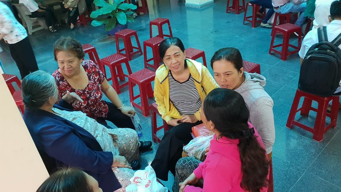 Người dân Thủ Thiêm phấn khởi đến gặp Chủ tịch UBND TPHCM