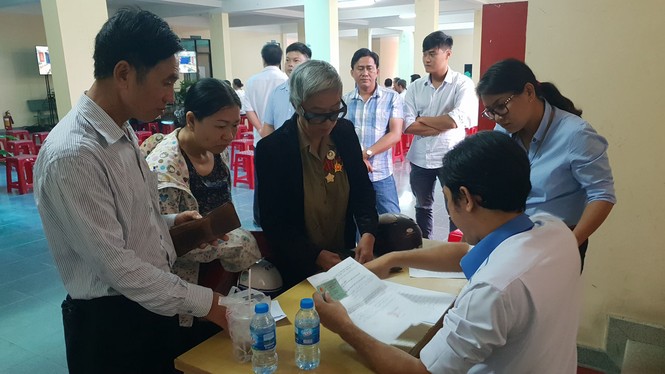 Người dân Thủ Thiêm phấn khởi đến gặp Chủ tịch UBND TPHCM - ảnh 5